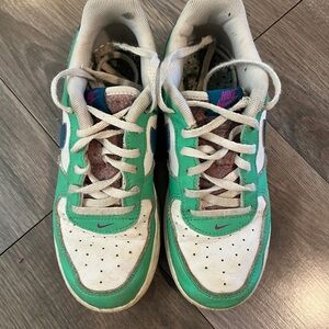 Nike Air Force 1 Play Sneakers in Green and White